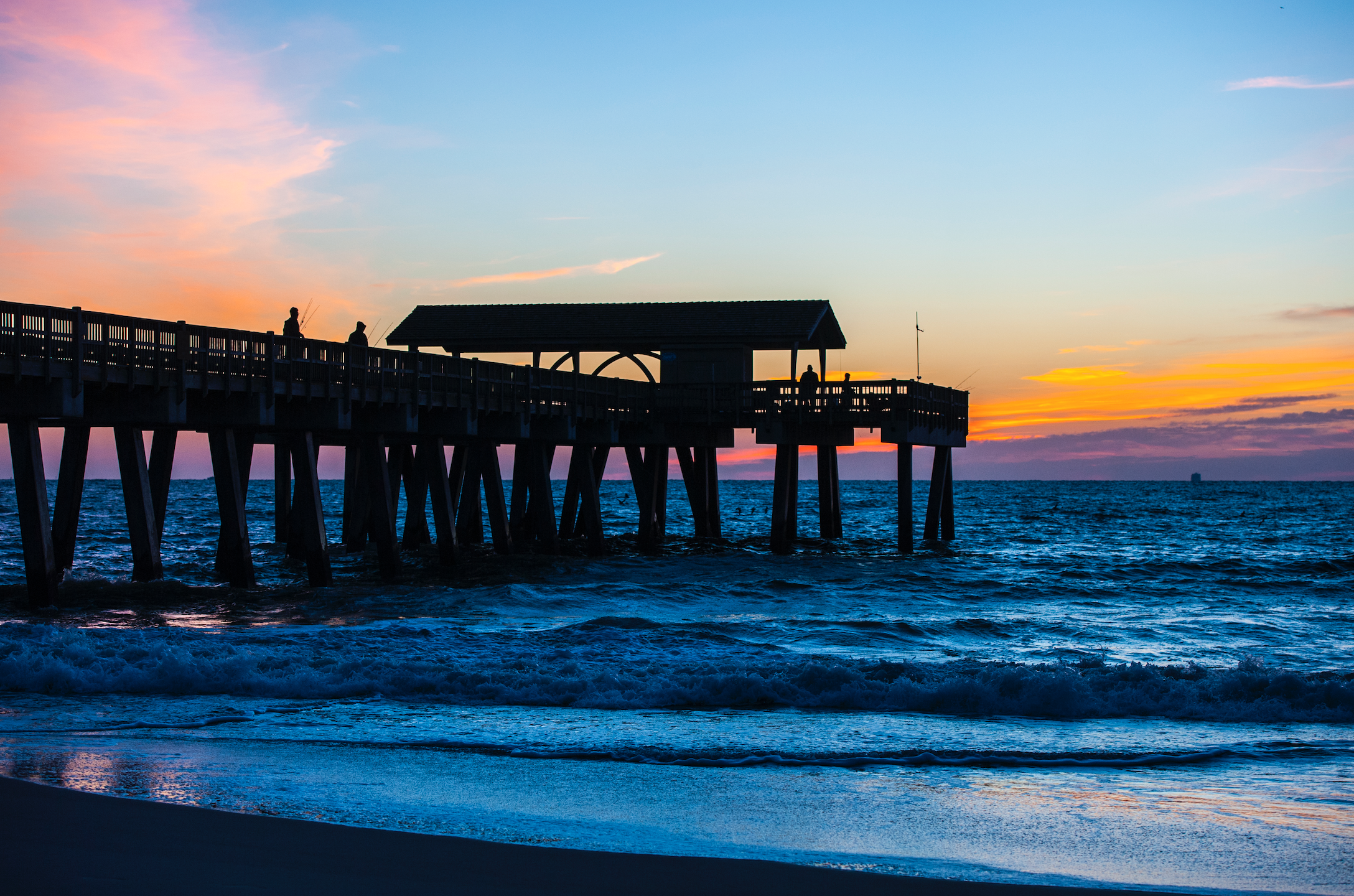 DES PLAGES DE SABLE SANS FINPromenez-vous sur des plages idylliques et laissez les vagues vous caresser les pieds. Louez un transat et regardez le va-et-vient de la mer. Flânez tranquillement sur la jetée, écoutez les cris des goélands et respirez la fraîche brise marine. À Tybee, oubliez les agendas à respecter et les journées chargées de rendez-vous. Il ne reste plus que vous, l’océan et le sable crissant sous vos pieds.UN PASSÉ RICHE EN HISTOIREL’histoire de Tybee remonte à plusieurs siècles, lorsque l’île fut habitée par les pirates renégats et les explorateurs espagnols. L’empreinte de ce passé se retrouve dans les sites historiques de Tybee dont le phare de Tybee, le Fort Pulaski et le phare de l’île de Cockspur. Le phare de Tybee, accompagné aujourd’hui d’un musée, est l’un des sept phares datant de l’ère coloniale que l’on peut voir encore debout. Le Fort Pulaski commémore la guerre de Sécession sur l’île de Tybee. Explorez ce fort vieux de 160 ans et assistez à des démonstrations de tirs de canons par des acteurs vêtus de costumes d’époque. Les plus aventuriers pourront se rendre en kayak jusqu’au phare de l’île de Cockspur et faire la visite autoguidée de cet édifice érigé il y a 170 ans.UNE ÎLE INHABITÉE À VOTRE PORTÉEPartez à l’aventure sur Little Tybee Island, une île déserte située juste en face de l’île de Tybee. Emmenez votre pique-nique, ramassez des coquillages ou bien campez sur des plages immaculées, entouré de marais protégés et d’oiseaux marins indigènes. Little Tybee est accessible uniquement par bateau : louez un kayak, assistez à une visite guidée ou empruntez un charter et explorez tous les recoins de cette île inhabitée.