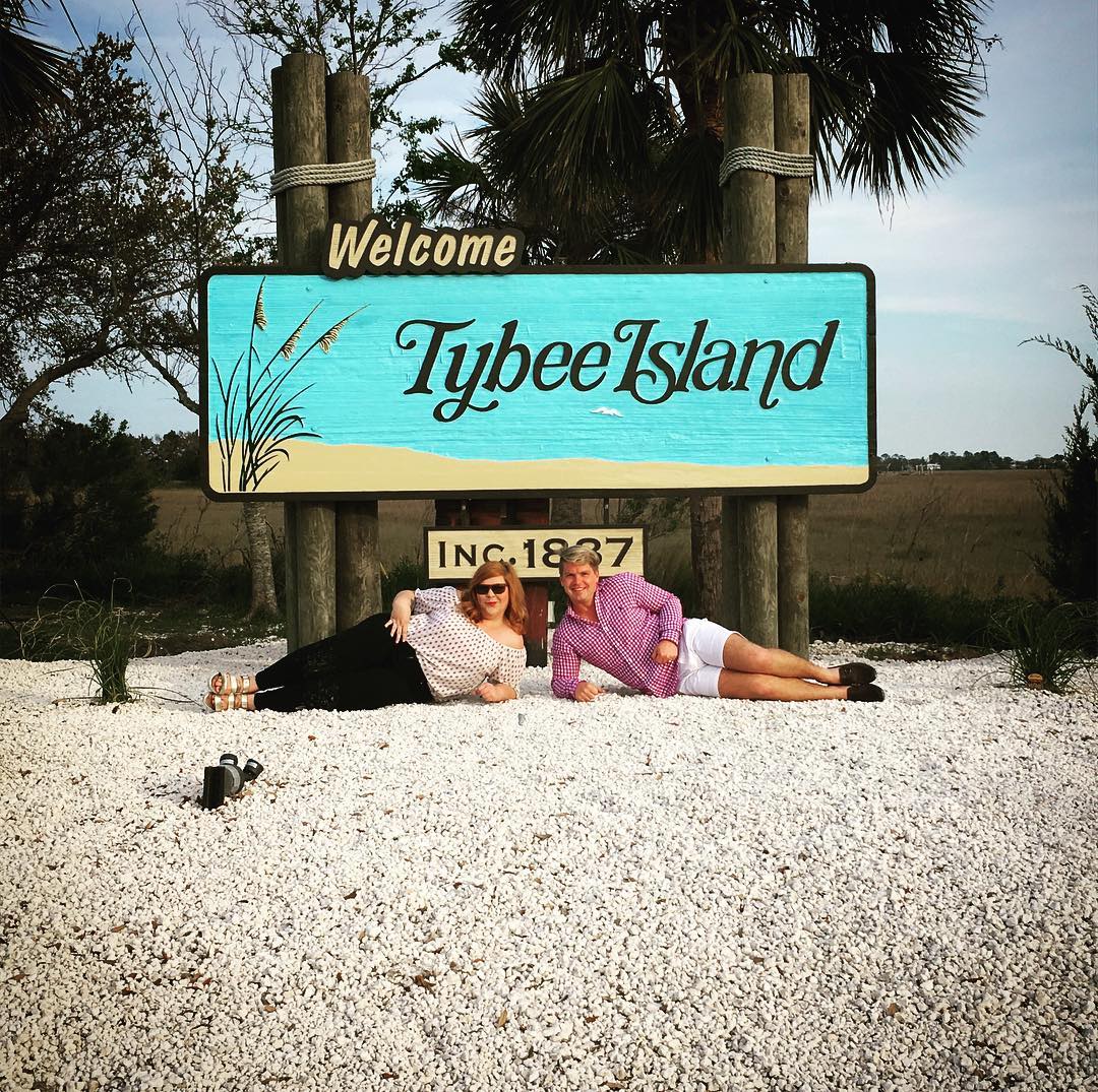 tybee island welcome sign couple