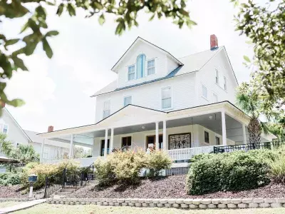 Exterior side view of Surf Song Bed and Breakfast on Tybee Island