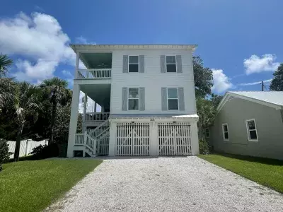 Tybee Island Rentals beach house exterior view and driveway